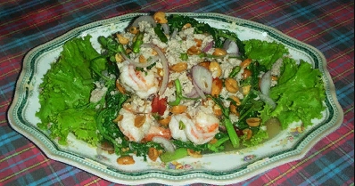 Нептуния огородная используется в пищу в азиатской кухне, применяется в медицине. На фото — тайский салат с молодыми побегами нептунии огородной — yam phak krachet
