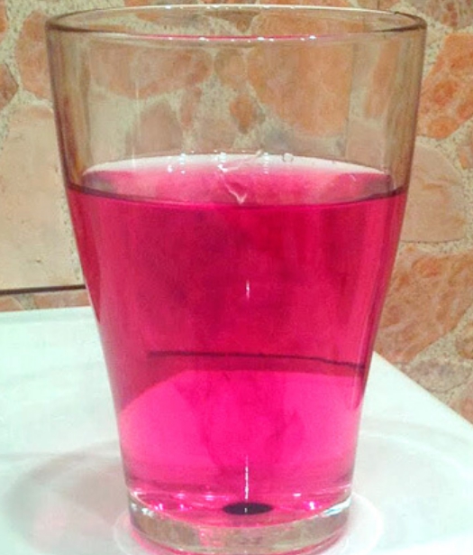 Марганец растворенный в воде. Стакан с розовой водой. Розовая жидкость. Марганцовка в стакане. Марганцовка в стакане воды.