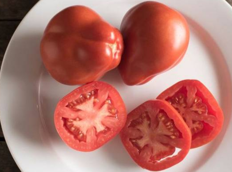 Мякоть достаточно плотная, поэтому томаты можно консервировать и в разрезанном виде