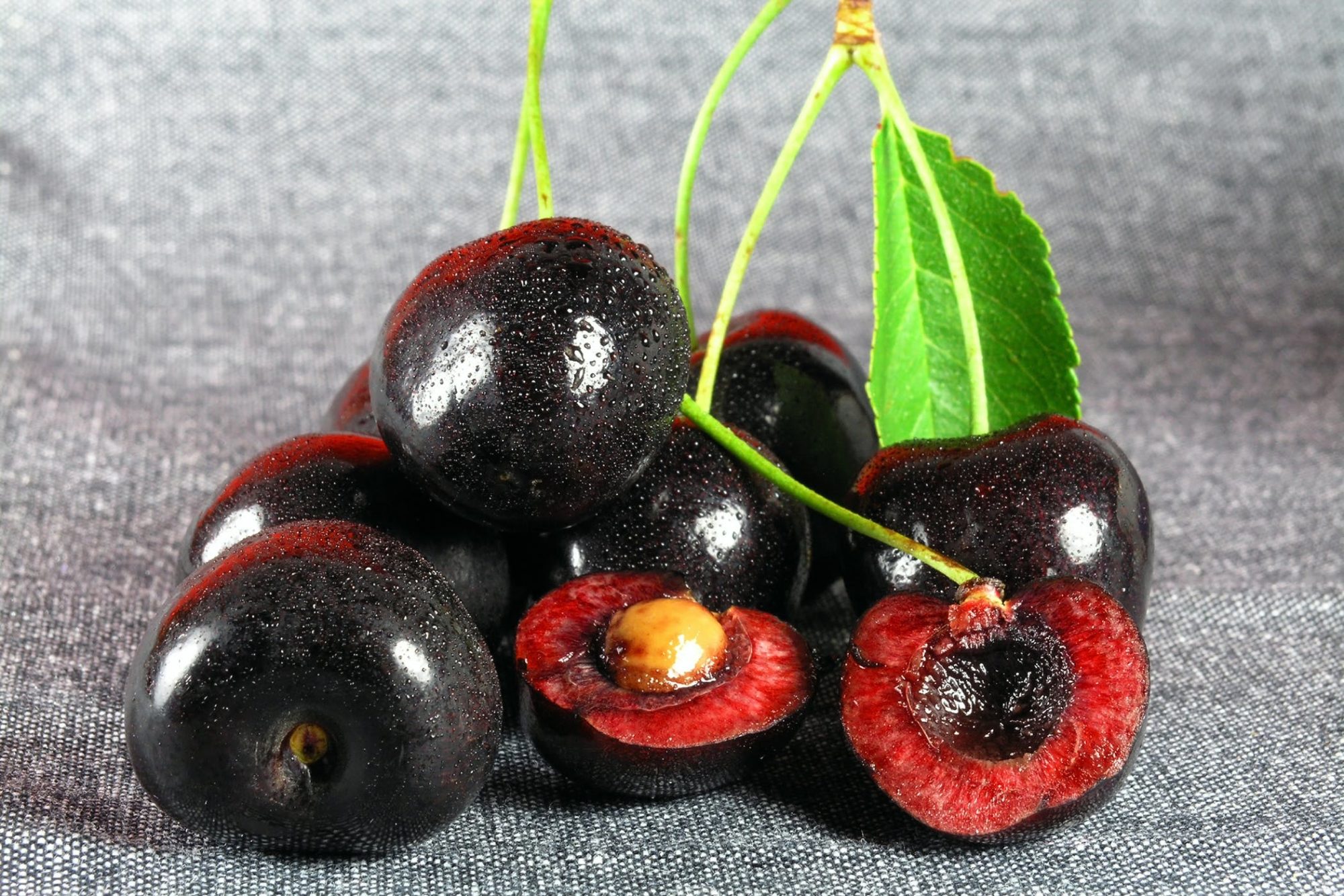 Настоящие черные вишни отличаются сочной мякотью и великолепным вкусом