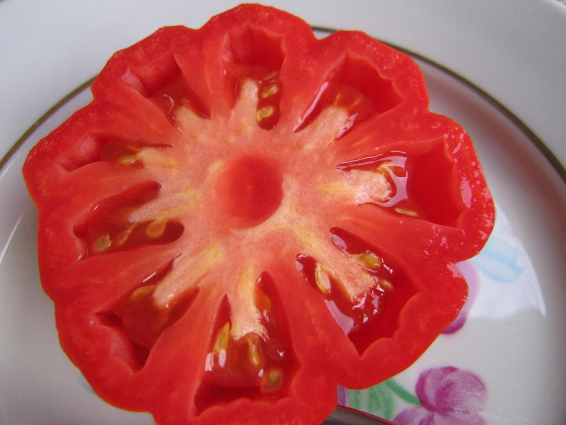 Ажурные края томатов придают оригинальность готовым блюдам