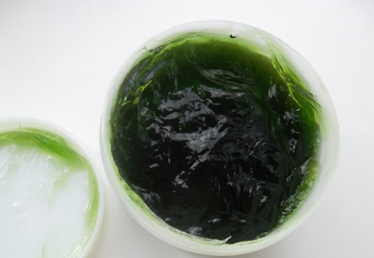Консистенция зеленого мыла напоминает сметану